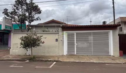 Casa comercial à venda no Centro em São Carlos | 3 dormitórios, piscina aquecida e churrasqueira