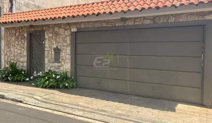 Casa de 4 dormitórios com ampla área externa na Vila Prado em São Carlos