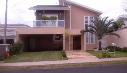 Sobrado de luxo com piscina em condomínio fechado em São Carlos