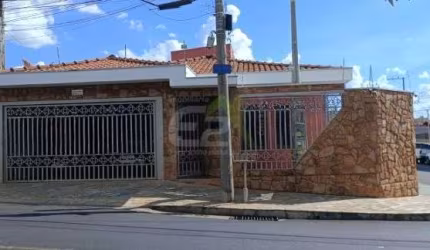 Casa à venda com Ponto Comercial em São Carlos: 4 dormitórios, piscina e churrasqueira