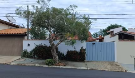 Casa à venda em Residencial Samambaia, São Carlos: 3 dormitórios, suíte, churrasqueira e piscina!