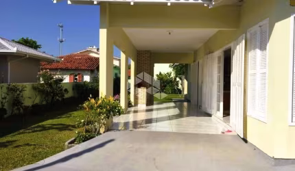 Casa com 03 quartos/dormitórios no bairro Daniela, em Florianópolis- SC