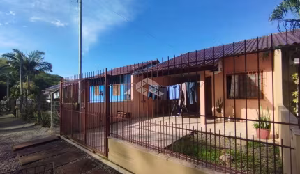 Casa geminada com 2 dormitórios e pátio em Santa Cruz do Sul