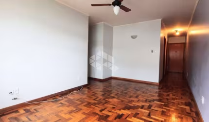 Apartamento no Menino Deus, com 02 Dormitórios e vaga coberta.