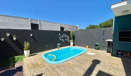 Casa com piscina em condomínio á venda