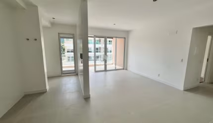 Apartamento com 2 dormitórios sendo 1 suíte, 1 vaga de garagem no bairro João Paulo em Florianópolis/SC.
