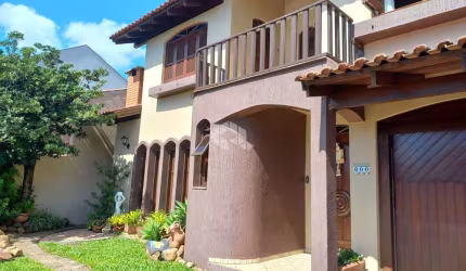 Casa ampla com 4 dormitórios, sendo 1 suíte, bairro Cristo Rei, São Leopoldo.