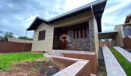 Casa plana com 3 dormitórios, sendo 1 suíte, lareira, churrasqueira, piscina e duas vagas cobertas. Sol Nascente, Estância Velha. RS