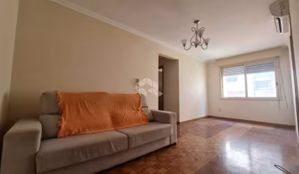 Apartamento reformado com dois dormitórios, elevador e garagem no bairro Sarandi em Porto Alegre