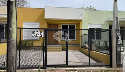 Casa nova com pátio de 60m2, 3 dormitórios, 1 suíte, 2 vagas de garagem, churrasqueira.