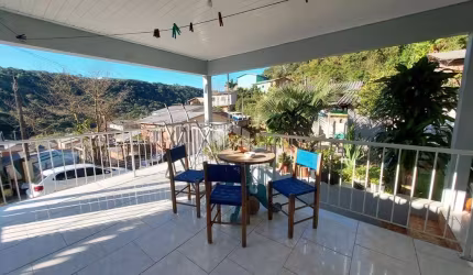 Casa em alvenaria, com 126 m²,  localizada em bairro residencial.