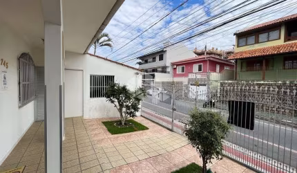 Casa residencial semi mobiliada com 3 dormitórios