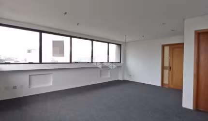 Sala desocupada e reformada no bairro Petrópolis