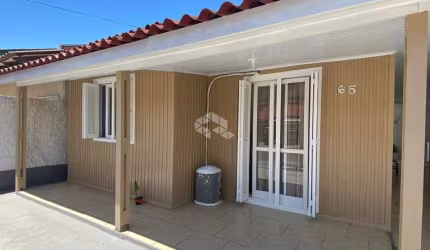 Casa à venda com 02 dormitórios e 02 vagas cobertas, no bairro Jardim dos Lagos.