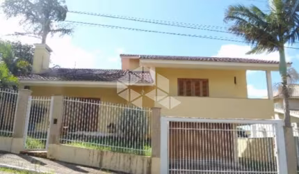 Casa de alto padrão com 3 dormitórios, sendo 1 suíte, a venda no bairro Alto do Parque em Lajeado/RS