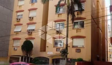 Apartamento 2 dormitórios com pátio no Centro
