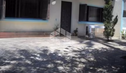 Casa térrea no Bairro Ipanema, 4 dormitórios, próximo a Orla do Guaíba.