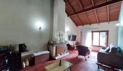 Casa de 4d (1 suíte), 2 salas e 3 banheiros com 220m²