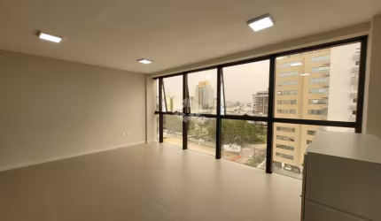 SALA COMERCIAL COM 40M² DE ÁREA PRIVATIVA, 1 VAGA, AR-CONDICIONADO, NO ESTREITO EM FLORIANÓPOLIS!