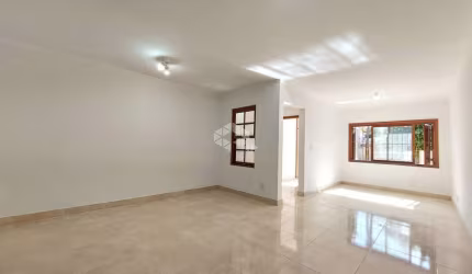 Casa de 03 dormitórios com suíte no Bairro Guarujá