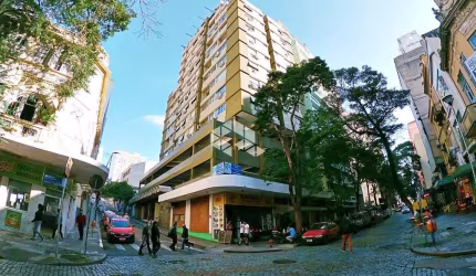Flat com Garagem coberta, reformado e decorado, no coração de Porto Alegre.