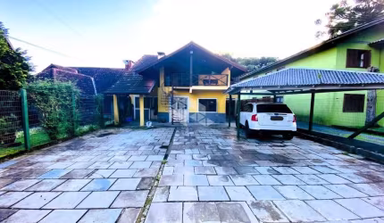 A venda casa com 3 dormitórios sendo uma suíte com banheira de hidromassagem, localizada no bairro Palace Hotel em Canela.
