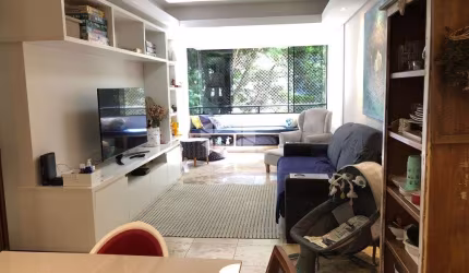 Ótimo apartamento de 2 dormitórios, com suíte, no bairro Petrópolis.