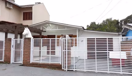 Casa chalé de 3 dormitórios no Bairro Castelo Branco.