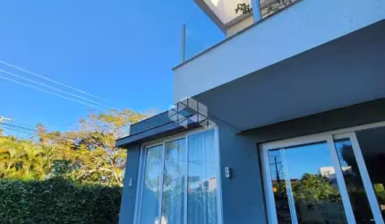Casa na Lagoa da Conceição, Village I, próxima ao LIC, com 3 suítes. - R$ 2.660.000,00