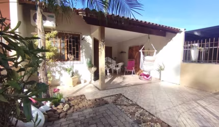 Casa geminada com pátio e 2 dormitórios em Santa Cruz do Sul