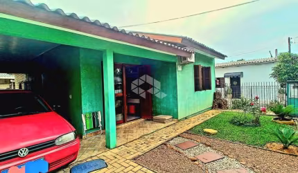 Casa plana, 2 quartos, sala e cozinha integradas. 2 banheiros, garagem para 2 carros em Estancia Velha!