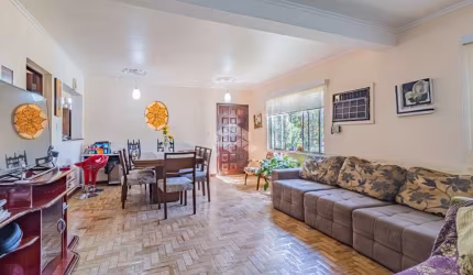 Casa com 3 dormitórios/quartos, ampla sala de estar/jantar e área gourmet/churrasqueira.