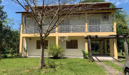 Linda casa em condomínio com terreno muito grande!