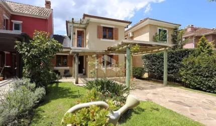 Casa com 03 dormitórios, 238,00 m² privativos, no Condomínio Reserva da Serra em Canela