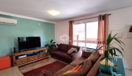 CASA EM CONDOMÍNIO COM 3 DORMITÓRIOS E 2 VAGAS
