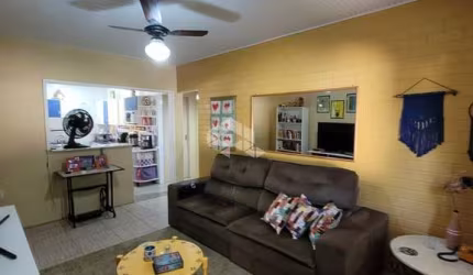 Casa com pátio e piscina, 2 dormitórios, com Vaga de Garagem no Bairro Alegria, em Guaiba.