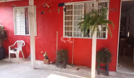 Casa com 2 quartos toda gradeada com vaga de garagem no Bairro Diácono Luiz Pozzobon em Santa Maria