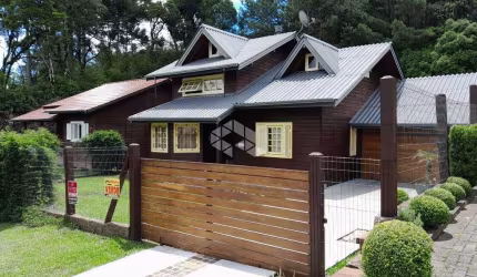 Casa charmosa 3 dormitórios, cerca de 150m², garagem e pátio, em Gramado