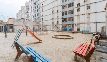 Apartamento 2 Dormitorios, andar alto de frente, com elevador, e vaga coberta. no Bairro Humaita, em Porto Alegre