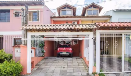 Casa 03 dormitórios, 01 suíte, 02 vagas de garagem, Ótima localização próximo a todos tipos de comercio no Bairro Hípica