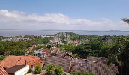 Casa 3 quartos/ dormitórios, 1 suíte com closet, pátio grande, vista para o Guaíba e garagem fechada