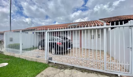 Casa á venda com três dormitórios no bairro Diácono João Luiz Pozzobon