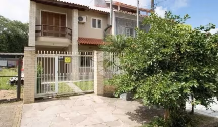 Casa de 3 dormitórios com 1 suíte no bairro Aberta dos Morros