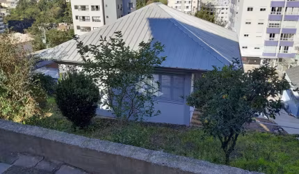 Casa em alvenaria, passível de financiamento a 5 minutos do centro.