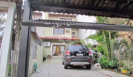 Excelente casa 3 dormitórios com uma suíte, 2 vagas de garagem e piscina à venda no Guarujá.