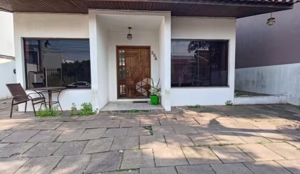 Casa 3 dormitórios, 2 banheiros, 4 vagas, quintal grande, aceita pet, lareira,  churrasqueira, ar condicionado