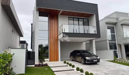 Casa no Condomínio Caledônia 3 suites 2 vagas de garagem