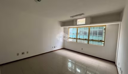 SALA COMERCIAL NO CENTRO DE FLORIANÓPOLIS PRÓXIMA À BEIRA-MAR