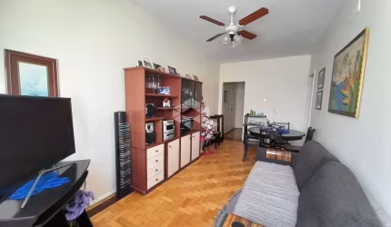 Apartamento 2 dormitórios, reformado, no bairro Navegantes, em Porto Alegre. Aceita financiamento e FGTS.