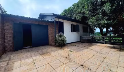 Casa mista com 68m², 3 dormitórios, sala, 1 banheiro, garagem com churrasqqueira, patio.